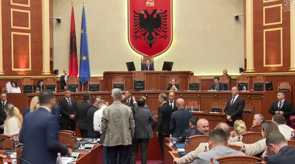 Procesi i raportimit për Reformën Territoriale ndërpritet  opozita bllokon foltoren dhe detyron ndërprerje të seancës