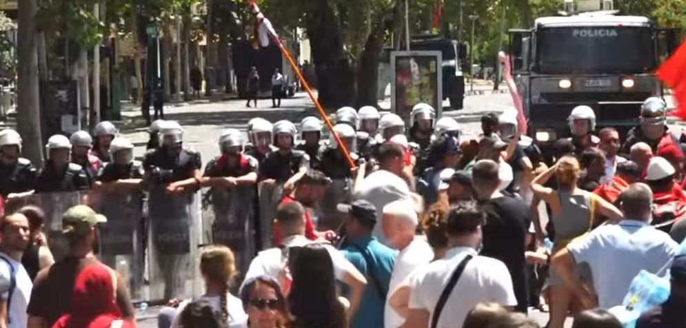 Tensionet pas protestës anti Rama  Helsinkiu shpreh shqetësim për shoqërimin e aktivistëve dhe gazetares