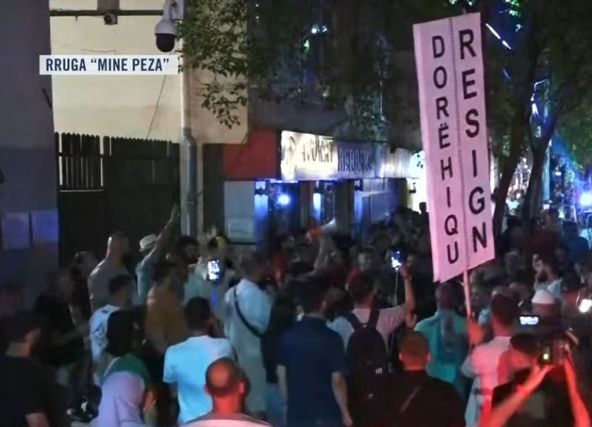 Protesta qytetare shtrihet në Komisariatin nr  3  kërkohet lirimi i të arrestuarve dhe arrestimi i Ramës