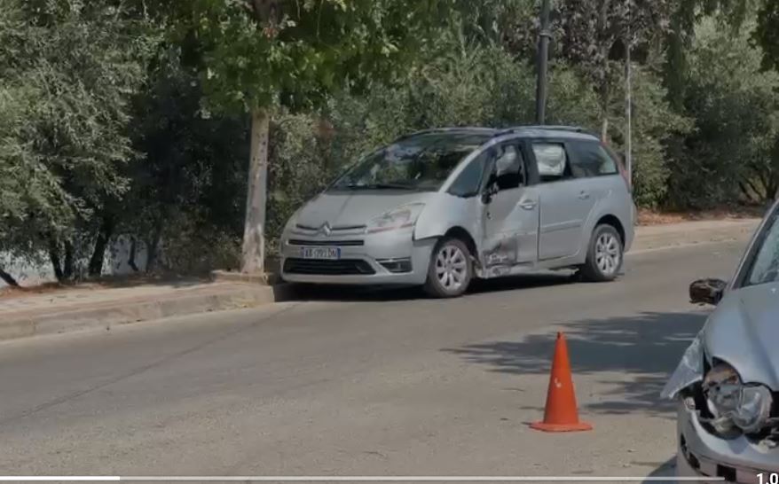 Përplasje e fortë në Patos  lëndohen bashkëshortja dhe të miturit e njërit prej drejtuesve