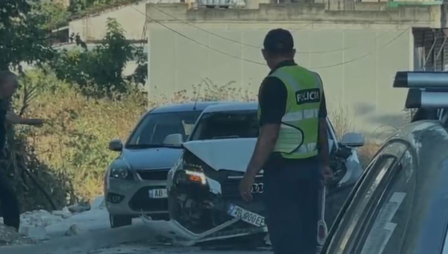 Përplasen dy automjete në aksin Fier Patos  lëndohet drejtuesi i  Audit 