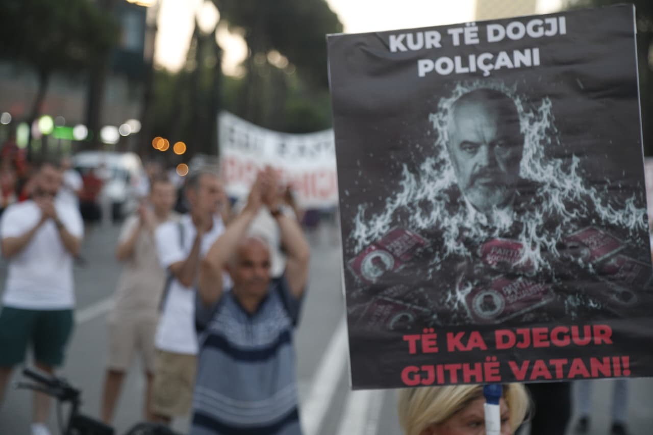 Poliçani proteston kundër reformës territoriale të PS së  pankarta ironike për Ramën   Kur të dogji Poliçani  të ka djegur gjithë vatani  