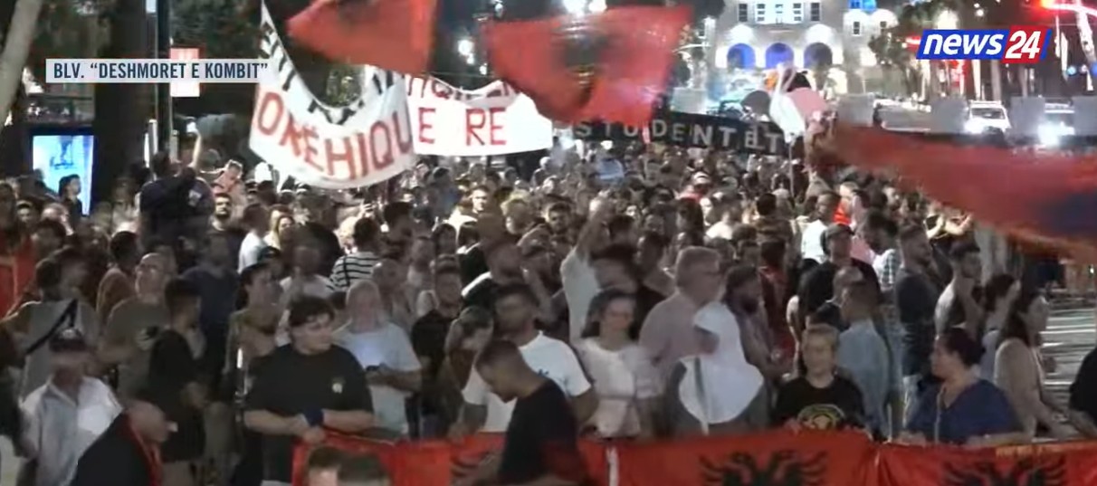 Qytetarët marshojnë në bulevard dhe kërkojnë dorëheqjen e Ramës  Ju erdhi fundi