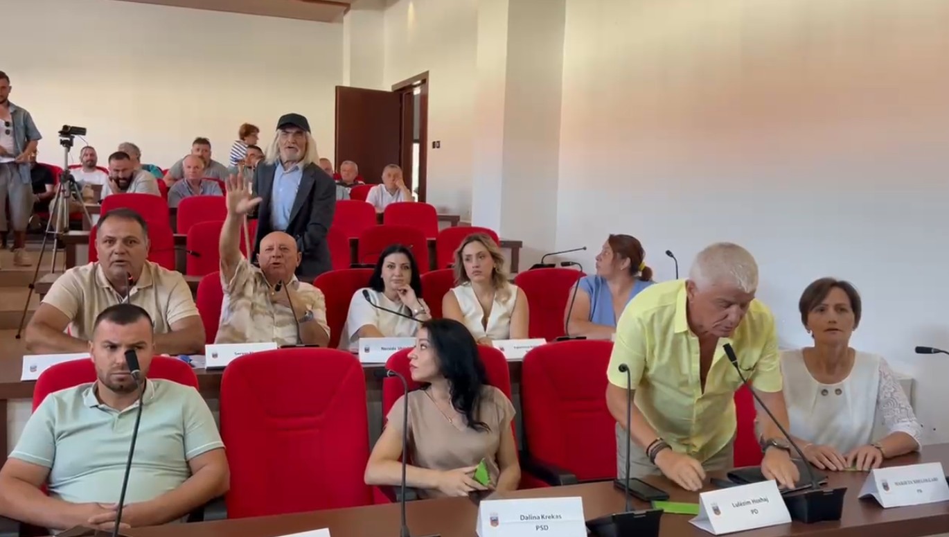 FOTO  Debate në mbledhjen e Këshillit Bashkiak të Maliqit  socialistët braktisin sallën  I moshuari  kërcënon  t i godasë me bastun