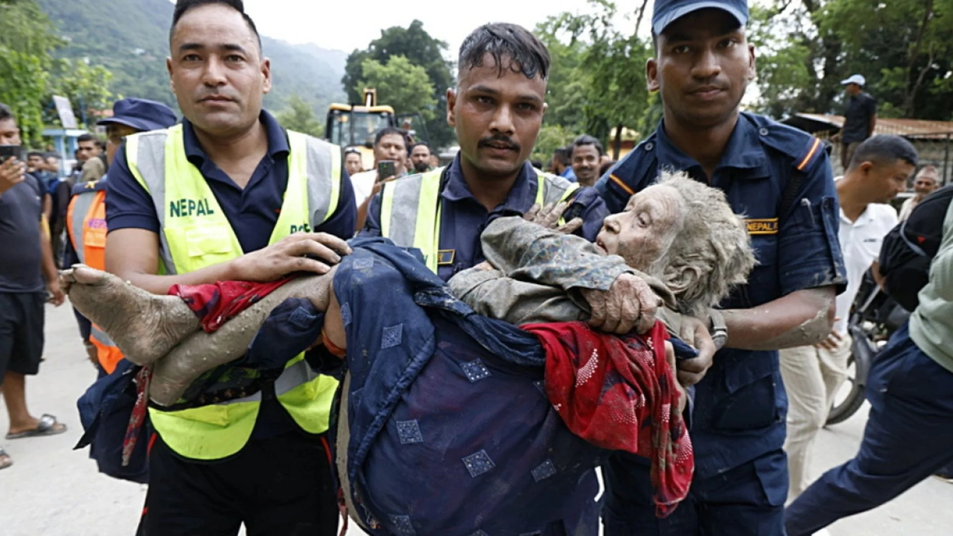 VIDEO  Përmbytjet masive në Nepal  Shkon në 17 numri i viktimave  qindra turistë të zhdukur