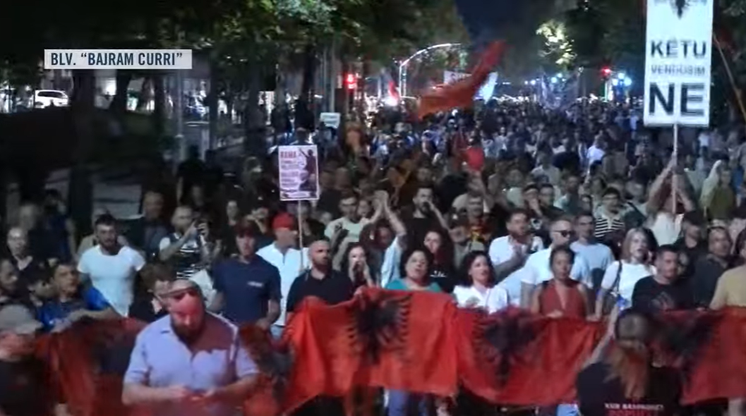 Mbyllen fjalimet para Kryeministrisë  protestuesit marshojnë nëpër Tiranë dhe kërkojnë dorëheqjen e Ramës