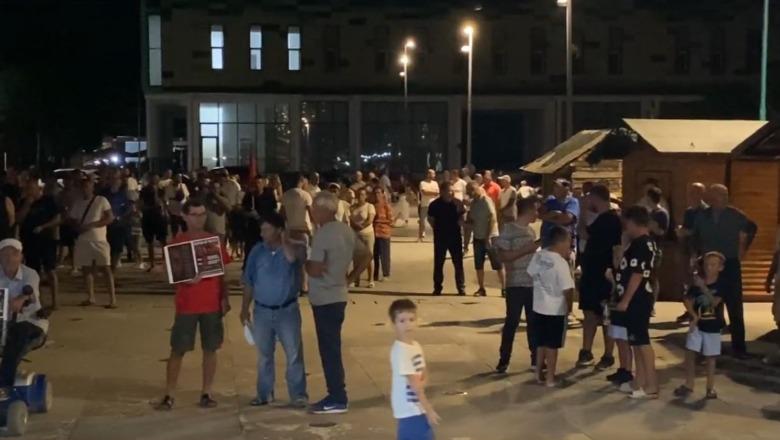 Divjaka vijon protestën kundër bashkimit me Lushnjen  banorët në ditën e 16 të të qëndresës