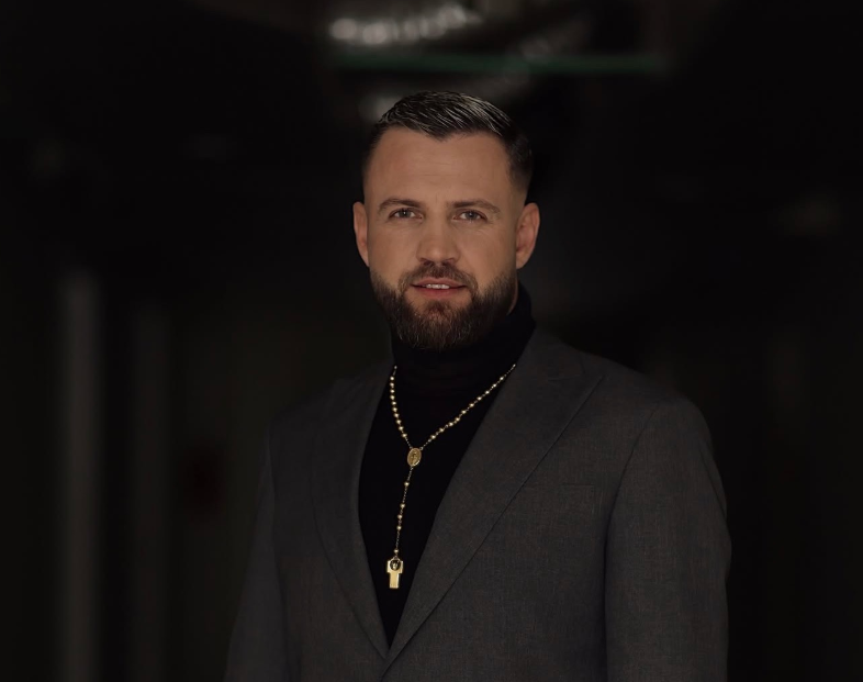 Pritet të fillojë transmetimin së shpejti  zbulohen detaje nga emisioni i ri i Luiz Ejllit