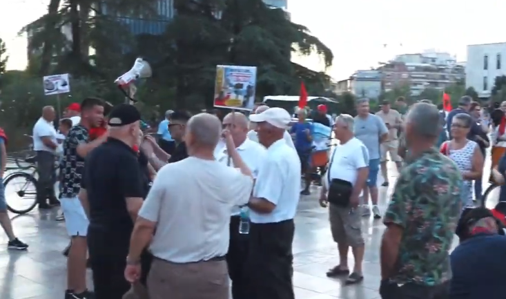 Protesta hyn në ditën e 83 të  qytetarët mblidhen në sheshin  Skënderbej  dhe kërkojnë largimin e Ramës
