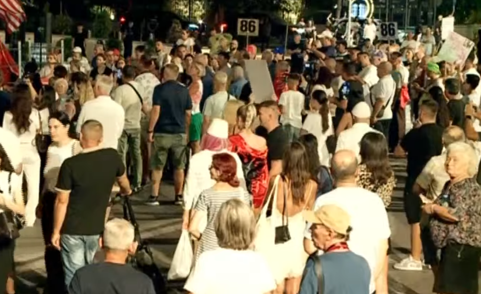 Dita e 86 e protestës  qytetarët marshojnë në Tiranë  Atdheu është i yni 