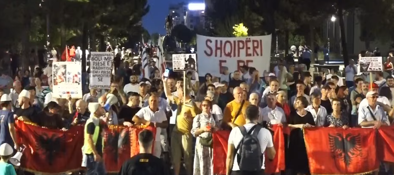 Qytetarët mblidhen në Sheshin  Skënderbej  për ditën e 92 të të protestës kundër qeverisë