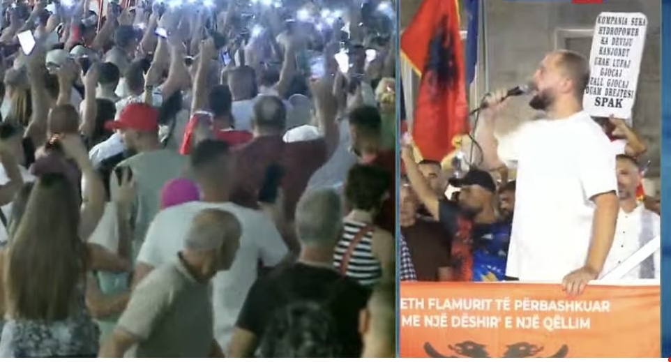  Ndizni blicat që Taulant Balla të na numërojë   Sheshi para Kryeministrisë ndriçohet nga protestuesit  Edison Lika u bën thirrje qytetarëve të 15 bashkive  Nesër protestojmë në Shkodër kundër konsullatës serbe