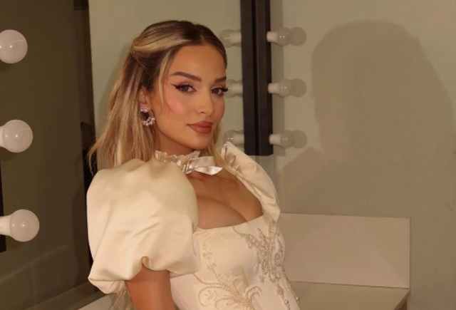 FOTO  Selin Bollati mahnit me stilin veror  kombinimi elegant që tërheq vëmendjen