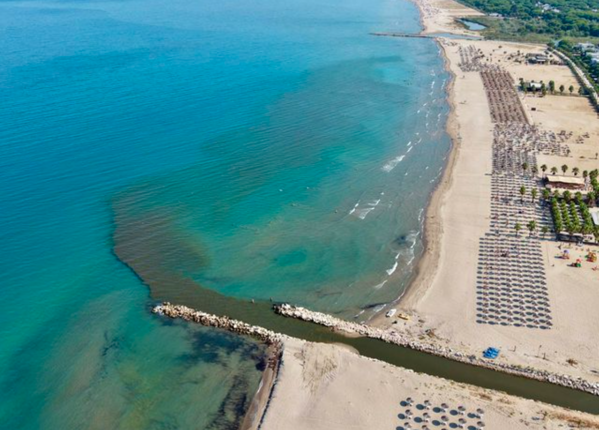Masakër mjedisore në Gjirin e Lalzit  Ujërat e zeza derdhen në det  ndotet bregdeti në kulmin e sezonit