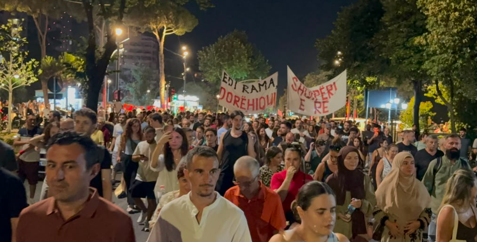 74 ditë protestë  Qytetarët vijojnë rezistencën deri në largimin e Edi Ramës