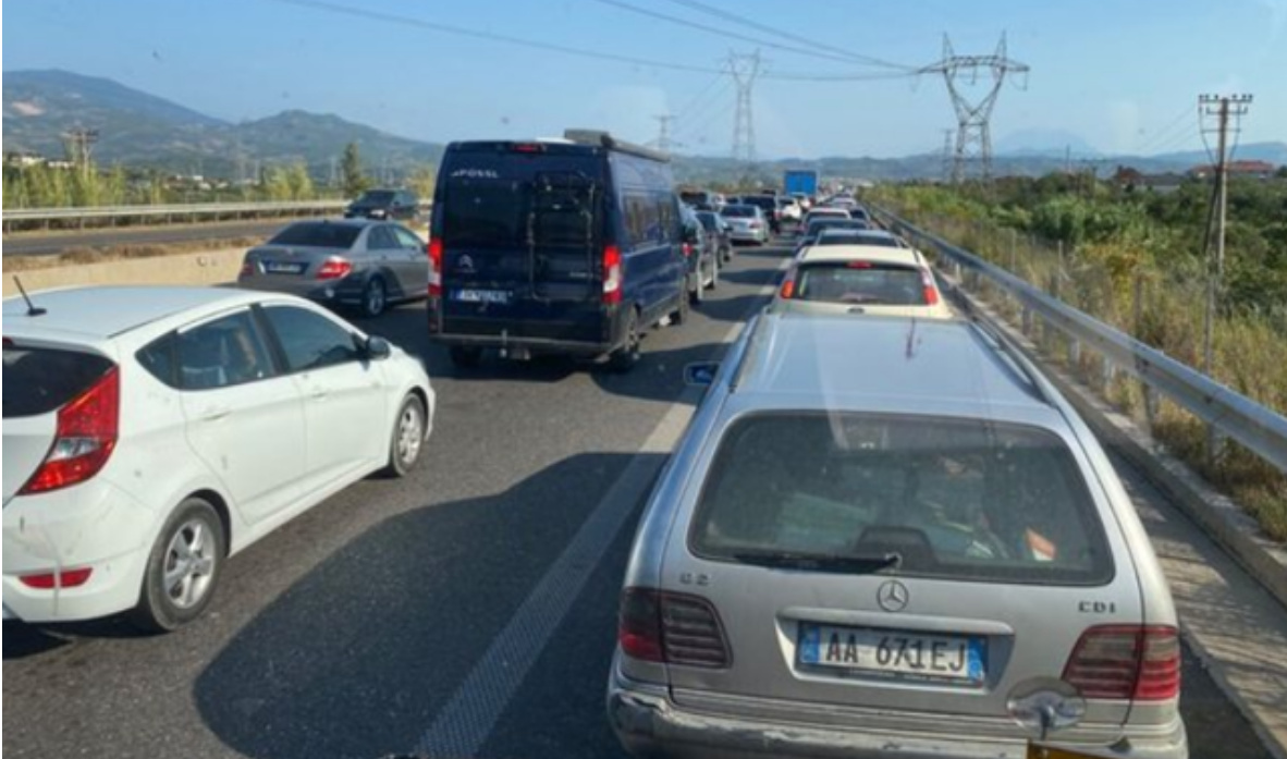 Trafiku kthehet në  torturë  në Tiranë Elbasan  3 km për 30 minuta  Bllokimi po ul edhe pushuesit në Pogradec