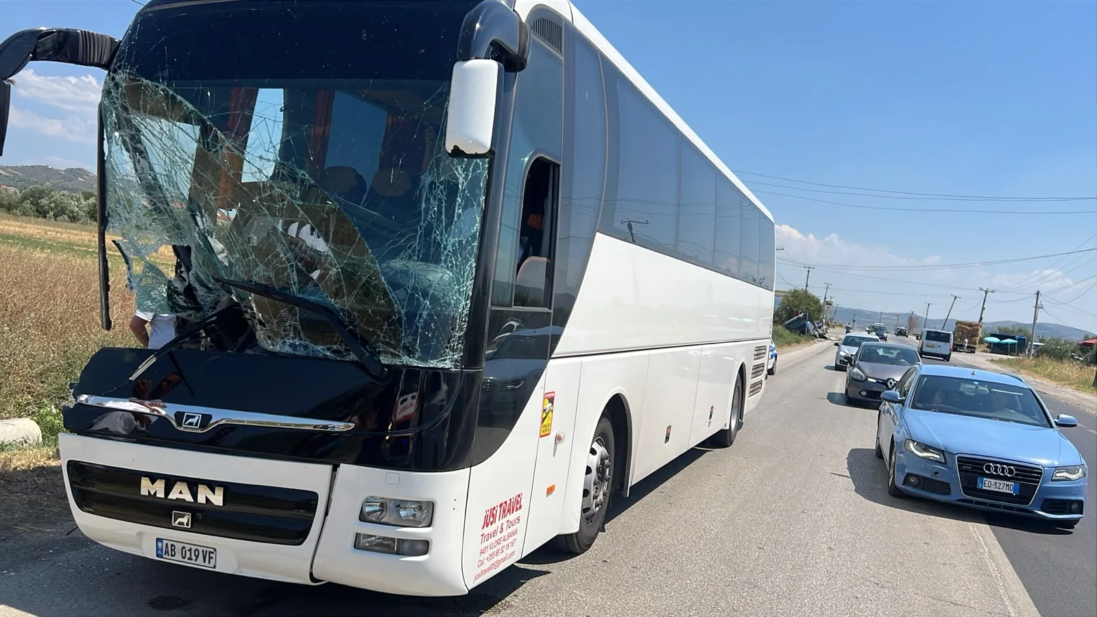Aksident në aksin Elbasan Peqin  kamionçina përplaset me autobusin