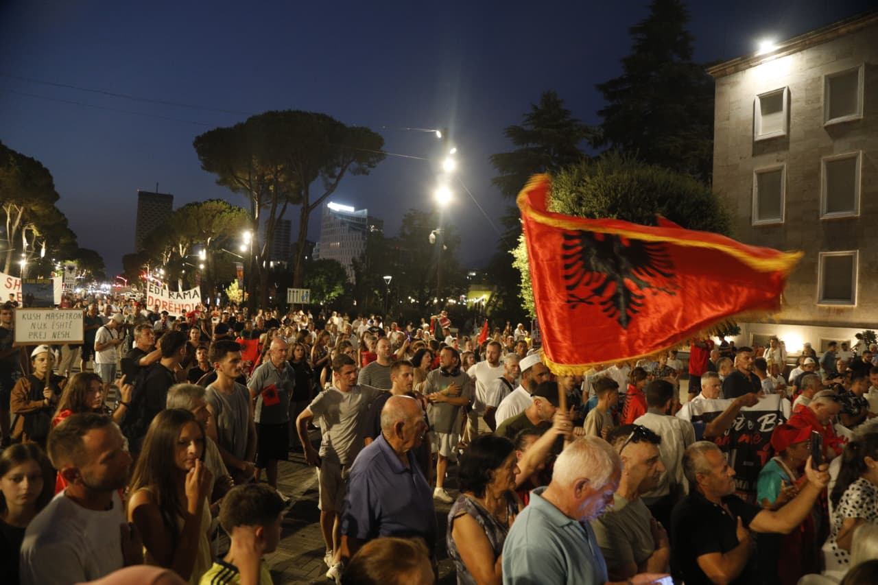 Dita e 84 të e protestës antiqeveritare  qytetarët  zbresin  sërish në shesh për largimin e Ramës