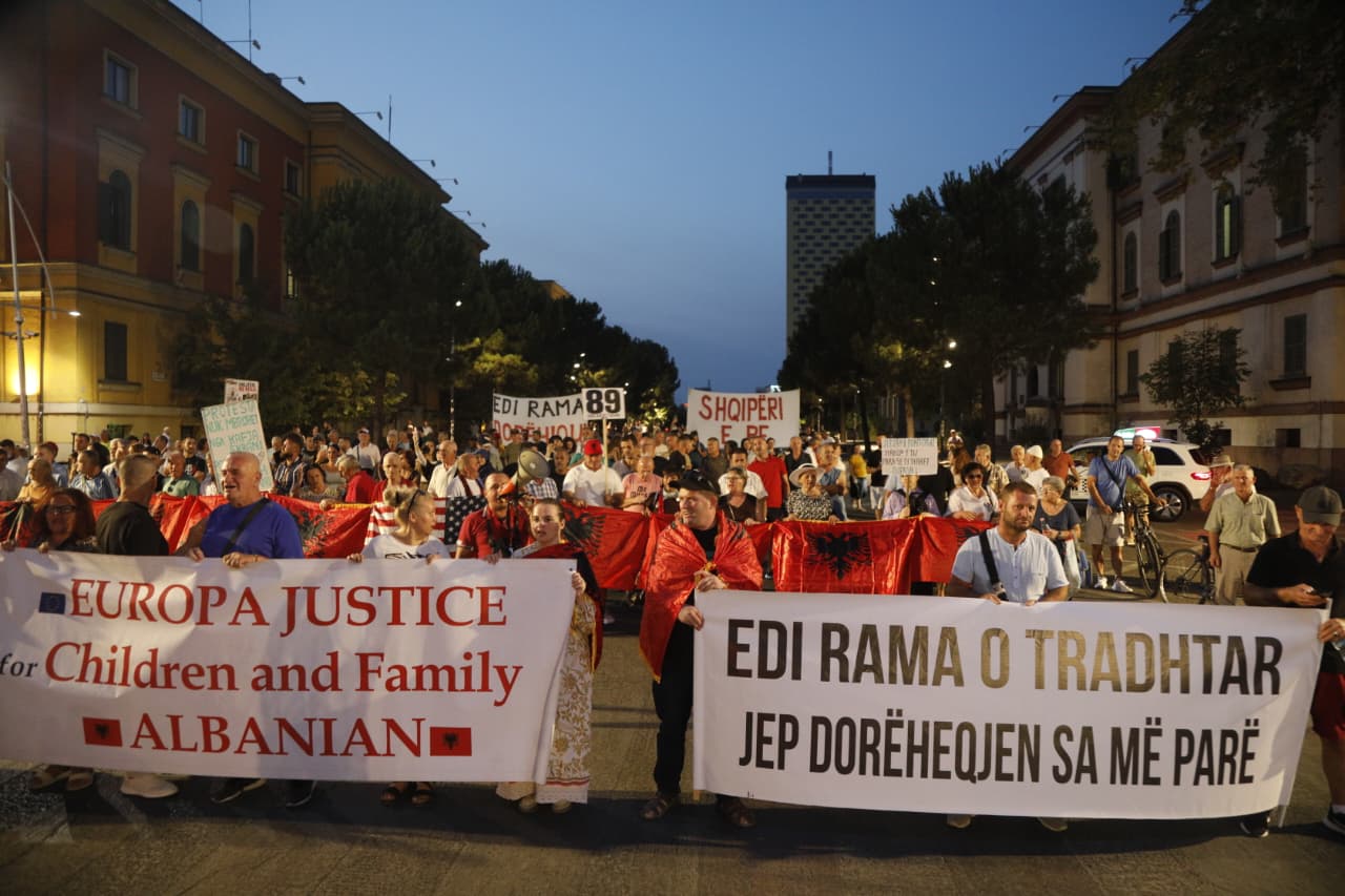 Sot protesta e 90 të  Qytetarët kërkojnë dorëheqjen e Edi Ramës  Shqipëria kërkon revolucion