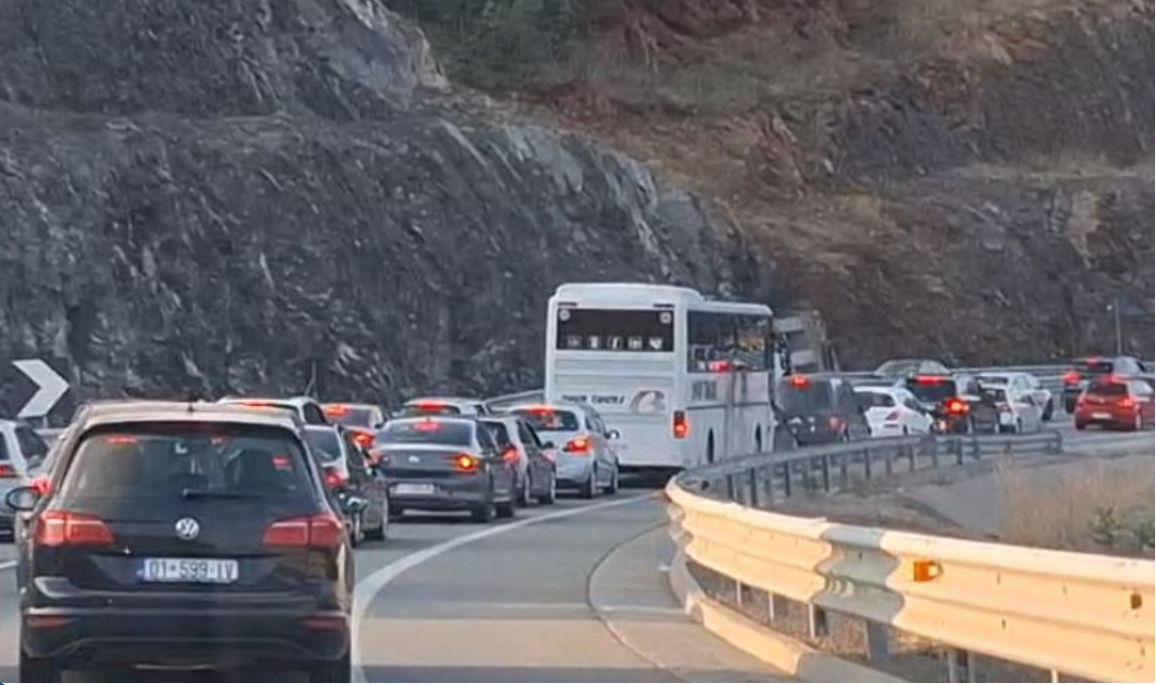 Fluks i lartë në Morinë dhe Rrugën e Kombit  Pushuesit nga Kosova  vërshojnë  drejt bregdetit