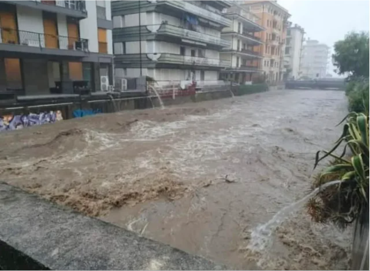 Moti i keq  godet  veriun e Italisë  Rrëshqitje dherash dhe përmbytje masive  400 persona të evakuuar  FOTO  VIDEO 