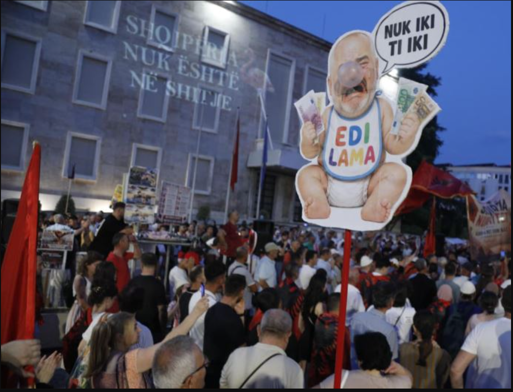 BIRN  I sfiduar nga protesta e Flamingove  Rama forcon sektorin e propagandës