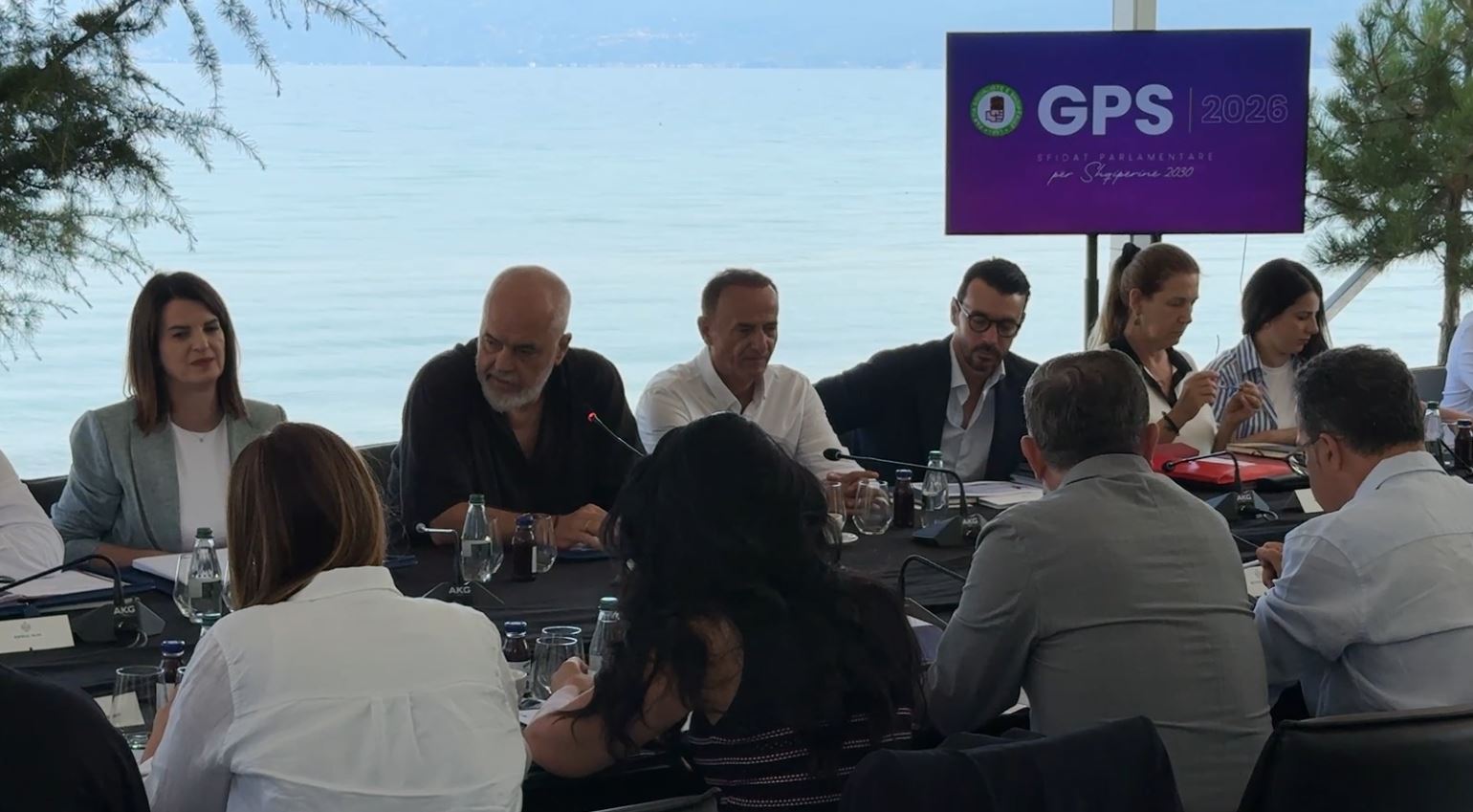 Rama zbardh diskutimet në Pogradec  Do fuqizojmë drejtuesit politik  Ministrat çdo muaj do ndjekin personalisht shqetësimet