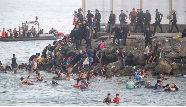 mbi-50-mije-migrante-vershojne-drejt-ceutes-brenda-24-oresh-spanja-nxjerr-ushtrine-ne-kufi