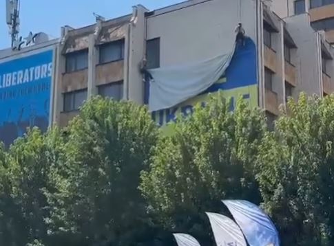 FOTOLAJM  Deklaratat e Zelenskyt për Kosovën  Prishtina heq banderolën gjigande me mbishkrimin  Free Ukraine 