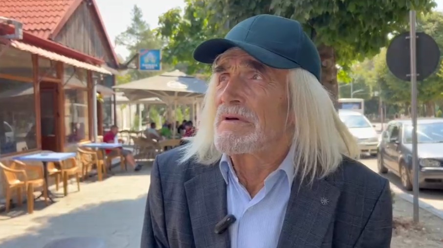 Tensionet në Këshillin Bashkiak të Maliqit  flet i moshuari  U revoltova se ata që u shprehën kundër shkrirjes ikën  Bashkinë s e mbyllin dot  jam gati të shkoj te protesta në Tiranë