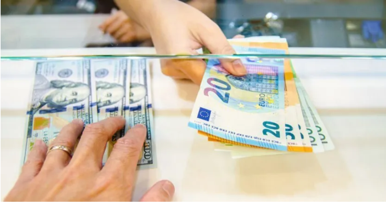 Këmbimi valutor  Me sa blihen e shiten dollari dhe euro  çfarë ndodh me monedhat e tjera