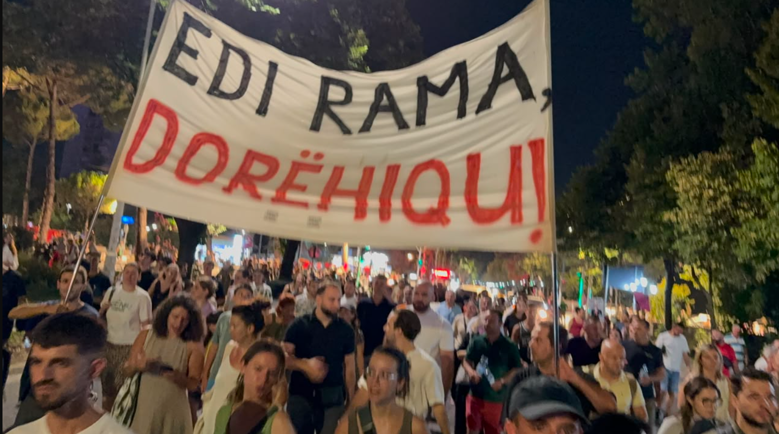 Revolta hyn në ditën e 73 të  qytetarët nuk heqin dorë  Rama jep dorëheqjen