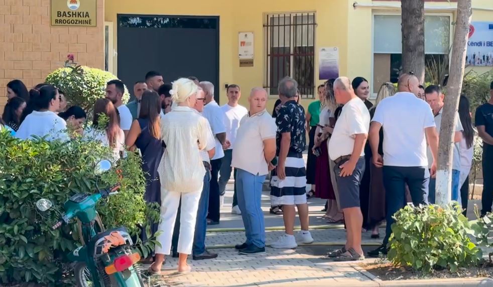 Mazhoranca kërkon të shkrijë bashkinë e drejtuar nga PS  punonjësit bojkotojnë punën dhe dalin në protestë