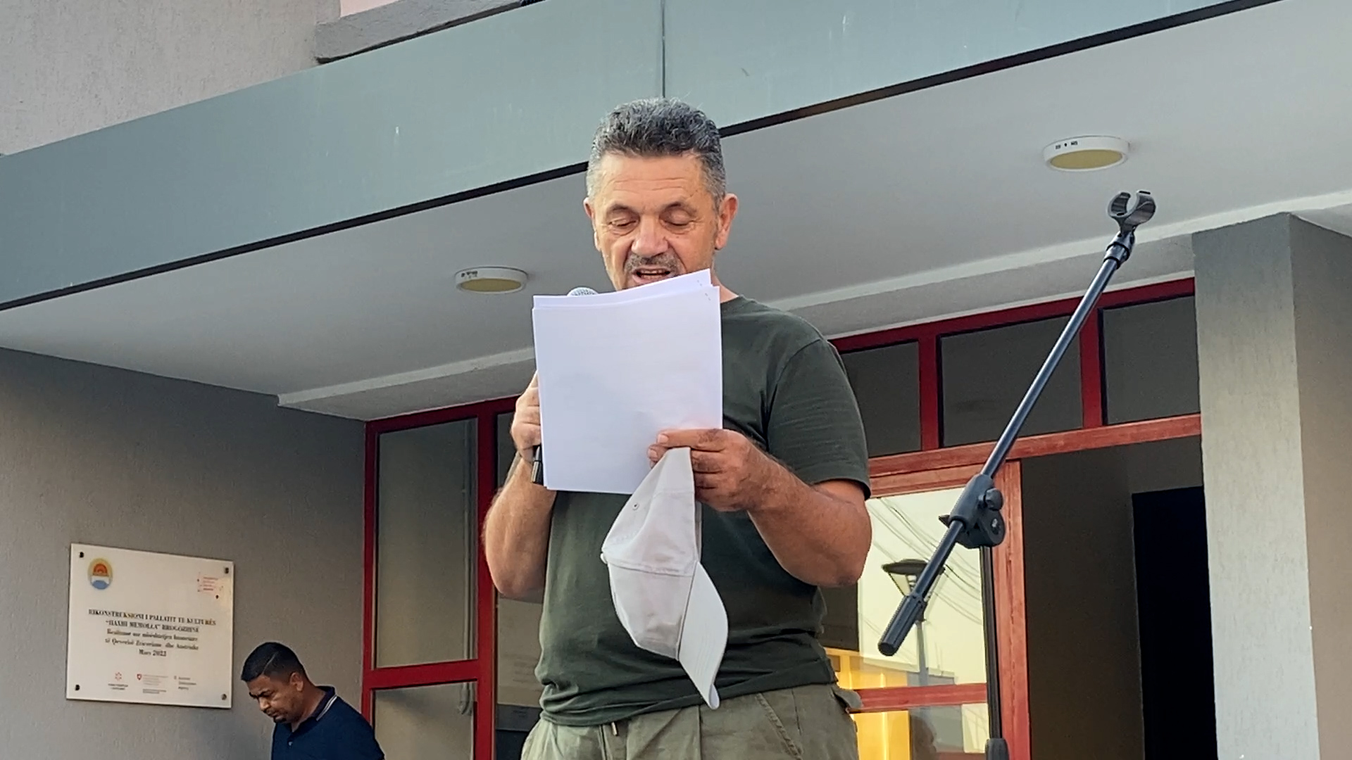 Banorët e Rrogozhinës protestojnë kundër bashkimit me Kavajën dhe paralajmërojnë qëndresë