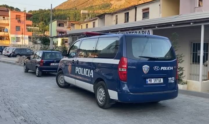 Lezhë  qëllon me armë ndaj automjetit në lëvizje  policia shpall në kërkim autorin e dyshuar