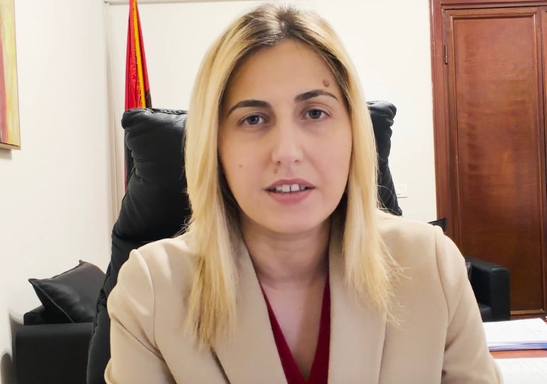 Ina Zhupa denoncon situatën në Gjashtë  Banorët prej tre muajsh pa ujë  400 mijë euro të shpenzuara për projektin