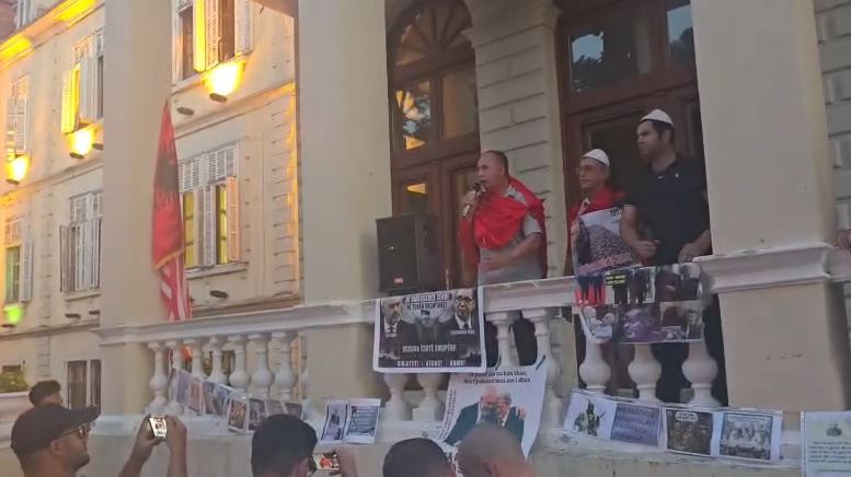 Protestë në Shkodër kundër konsullatës serbe  Qytetarët kundërshtojnë marrëveshjen dhe paralelizimin me shqiptarët e Luginës