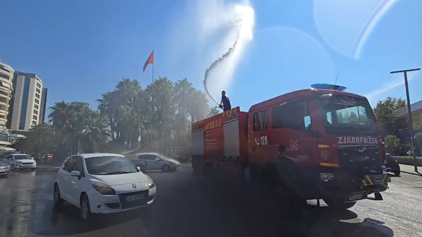 Vapa 41°C përfshin Vlorën  zjarrfikësit spërkasin ujë për të freskuar qytetin