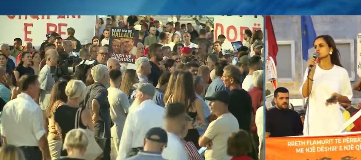Aktivistja në ditën e 65 të të protestës  Vendi digjet  qeveritarët pushojnë  Rama të largohet