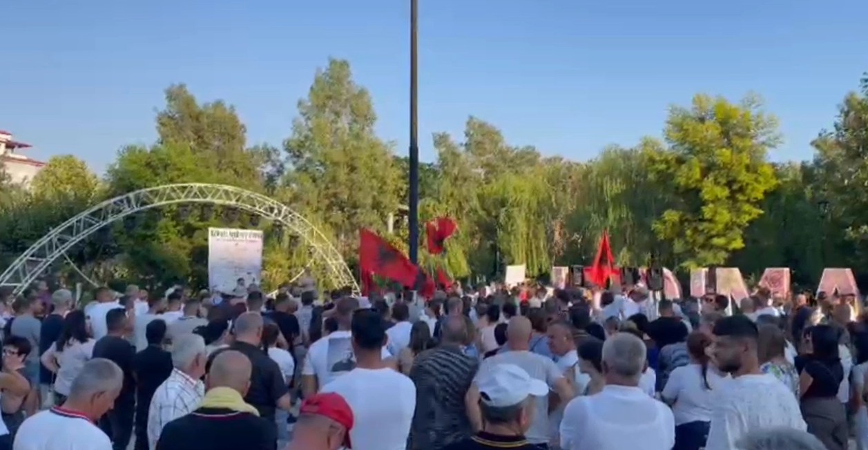  Dimali nuk preket    Protesta kundër bashkimit me Beratin  dorëhiqet administratori i Kutallisë