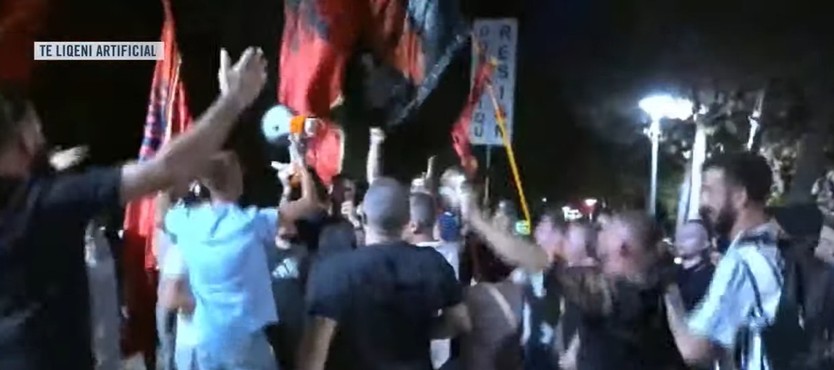 Protesta e 67 të  qytetarët marshojnë drejt Liqenit Artificial   Shqipëria meriton revolucion 