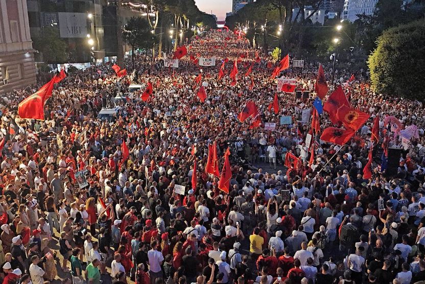 Sot dita e 71 e revoltës  Qytetaret nuk heqin dorë  kërkojnë ndryshim të klasës politike  Rama jep dorëheqjen