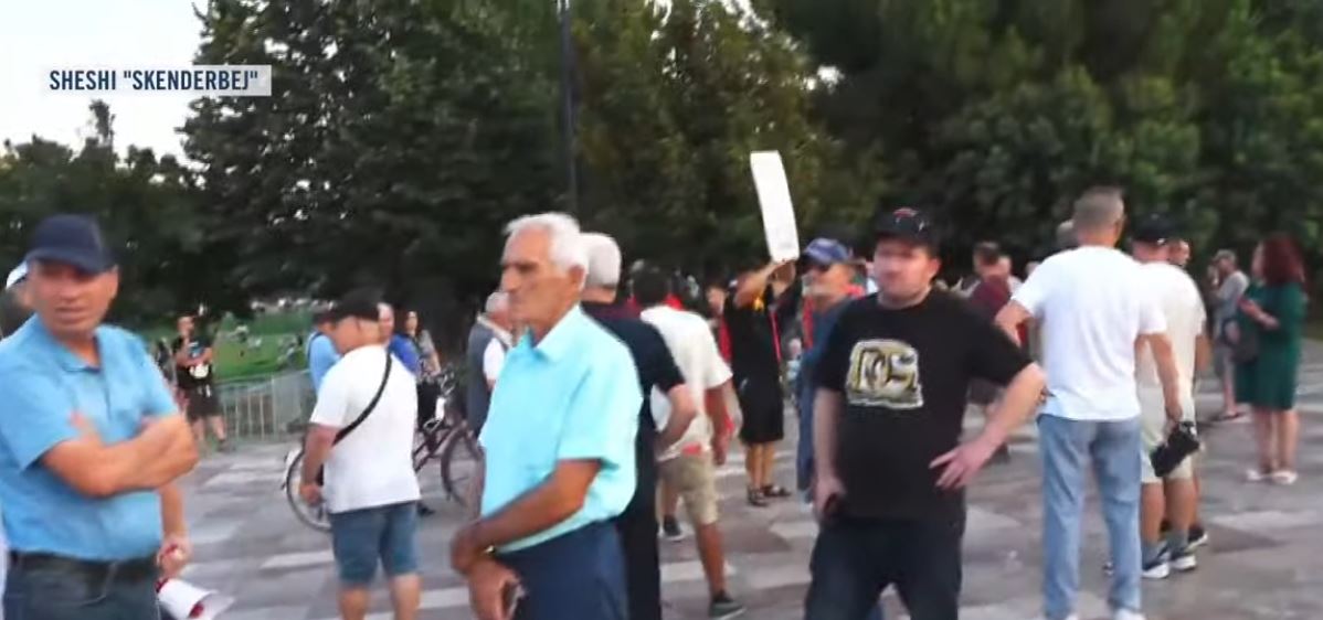 Qytetarët mblidhen në sheshin  Skënderbej  në ditën e 68 të të protestës kundër Ramës  kërkojnë largimin e tij