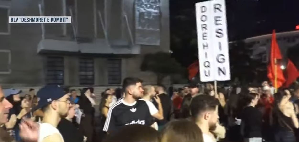 Përfundon protesta e 69 të kundër kryeministrit  thirrje për burgosjen e Ramës dhe Berishës   Nesër do të jemi më shumë  nuk ndalemi 