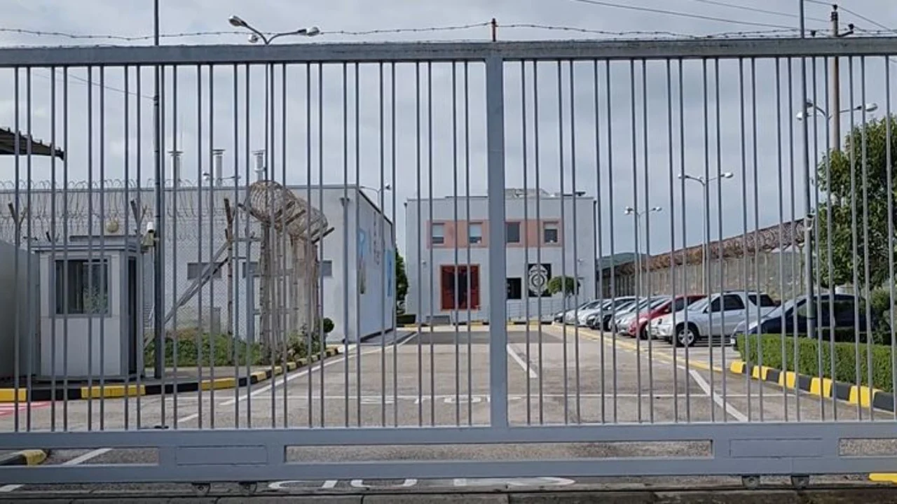 Përplasje mes të burgosurve në burgun e Fierit  dy persona dërgohen në spital