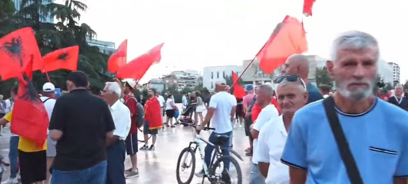 Protesta hyn në ditën e 70 të  qytetarët grumbullohen në sheshin  Skënderbej   Rama  jep dorëheqjen 