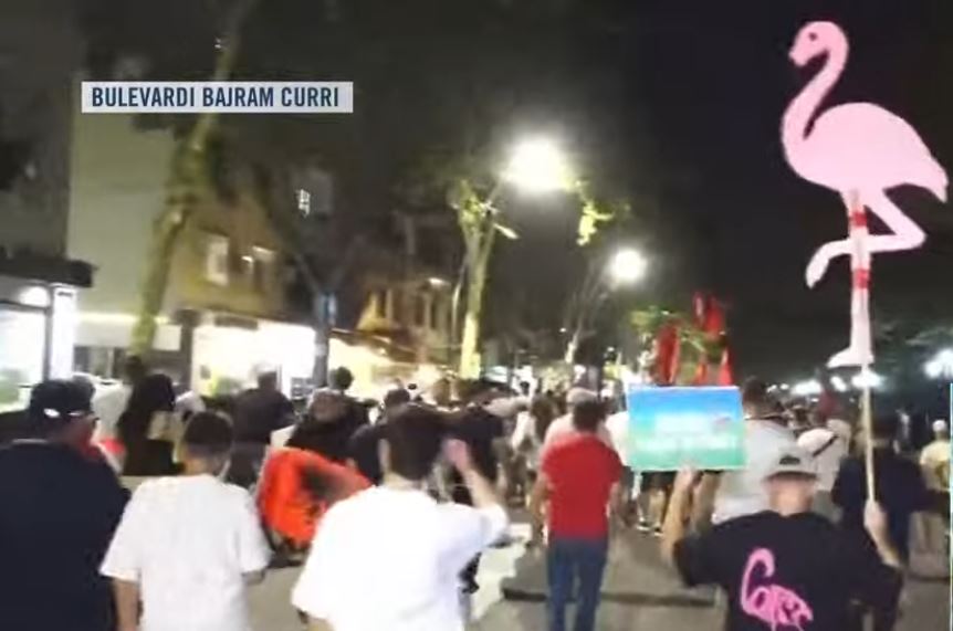 Protestuesit vijojnë marshimin pa u ndalur  Shqipëria e rinisë  jo e partisë 