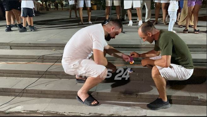 Dita e nëntë e protestës në Divjakë  banorët djegin teserat e PS së dhe kundërshtojnë bashkimin me Lushnjën