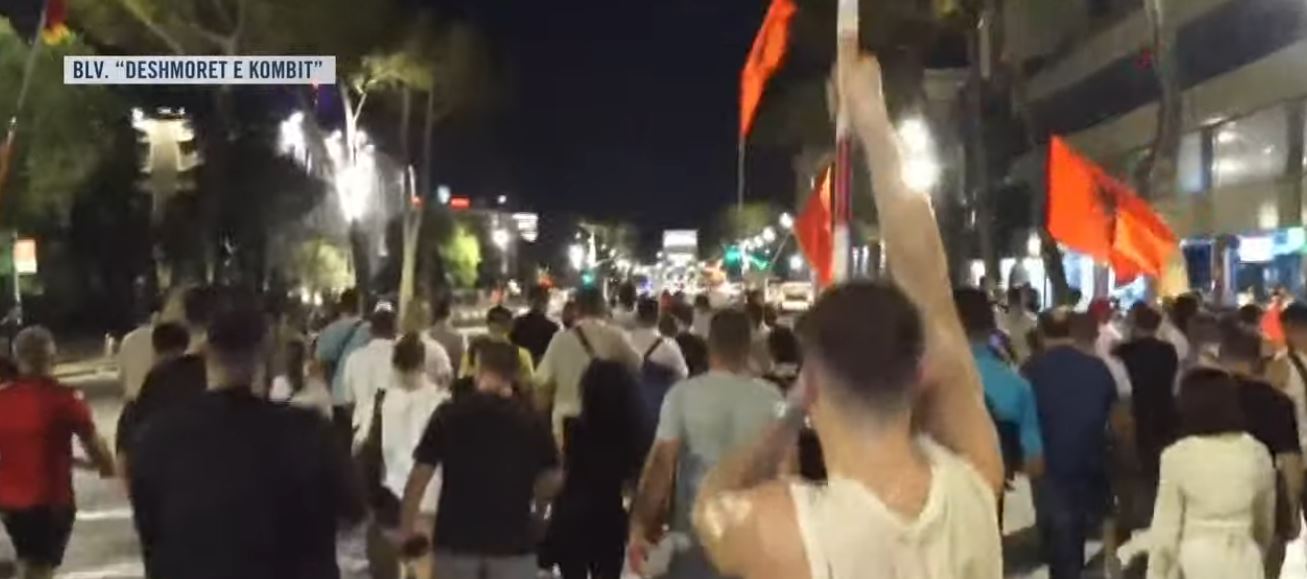 Përfundon pas 4 orësh protesta kundër klasës politike   Nesër më shumë  