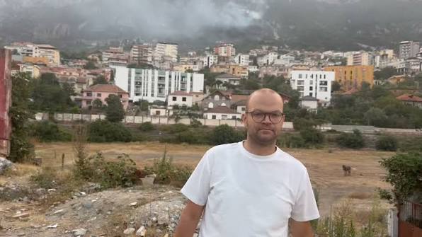 Zjarret shkaktojnë frikë në Krujë  banorët kthehen pas natës së vështirë  Aulon Kalaja  Banesat u shpëtuan